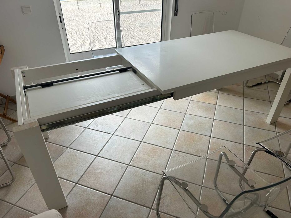 Mesa de jantar extensível branca + 6 cadeiras de acrílico Tobias (IKEA)