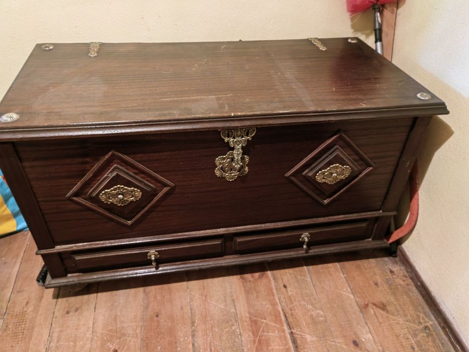 Arca antiga para arrumações