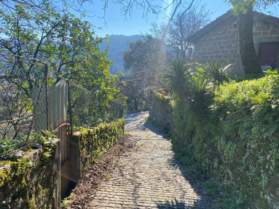 Moradia em pedra para recontrução com vistas panoramicas.