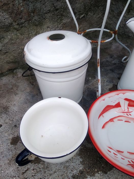 Lavatórios antigos e varias peças em esmalte