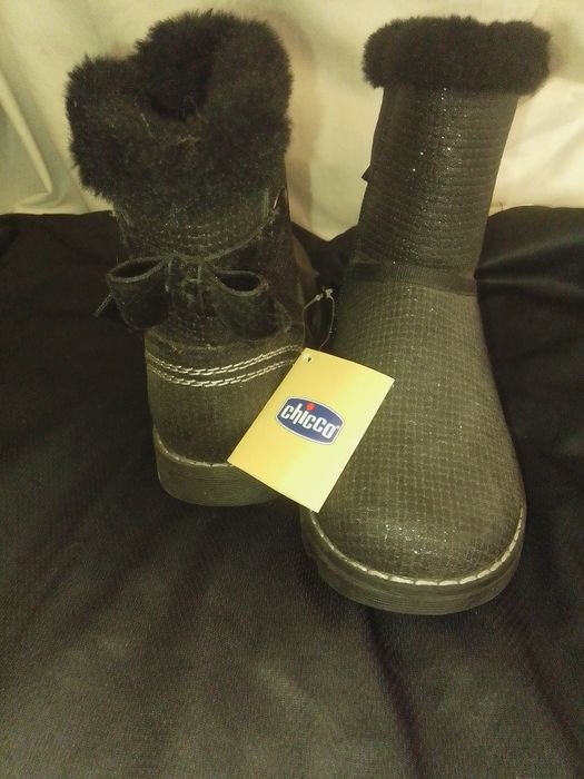 Botas pretas de pelinho de menina
