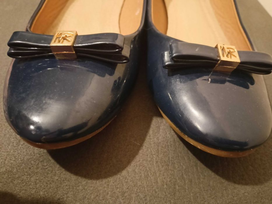 Baleriny wsuwane lakierowane kokarda Gofc 36