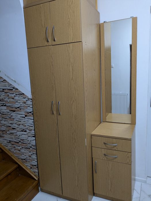 Меблі в прихожу(шафа, дзеркало, тумбочки..)