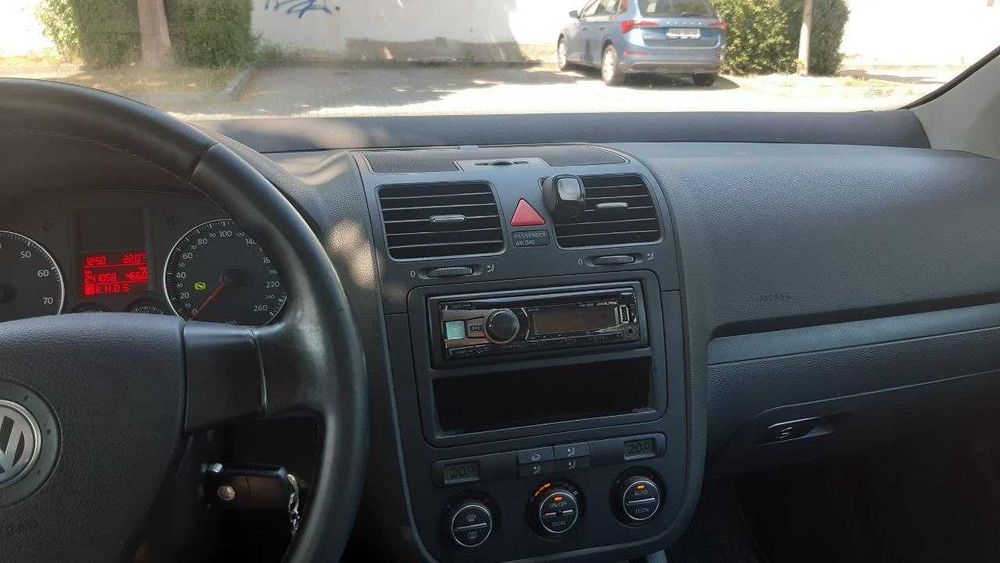 VW Golf 5 2006 1.6 бензин автомат