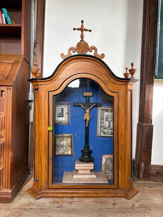 Oratório Religioso em Madeira com Crucifixo Central
