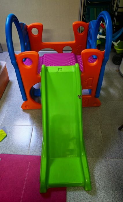 Escorrega infantil em plástico com plataforma