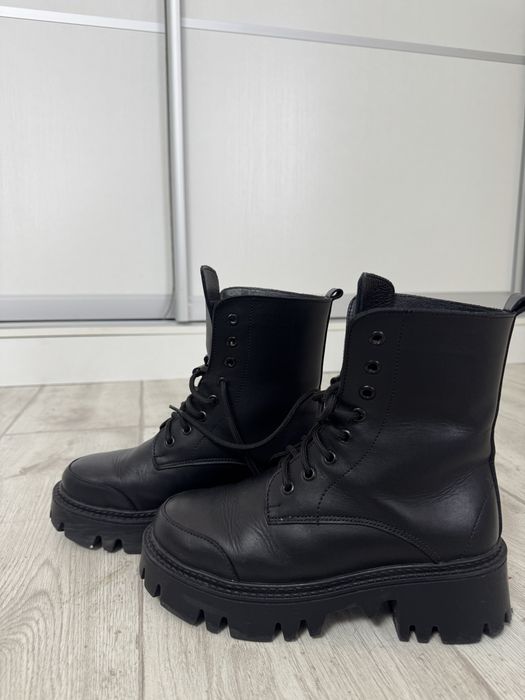 Продам теплые зимние ботинки
