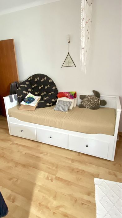 Cama Individual/Dupla com colchão incluído.