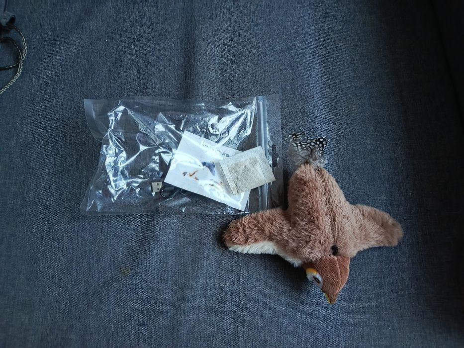 Інтерактивна іграшка для кішок пташка-літаюча воробей для кота птиця