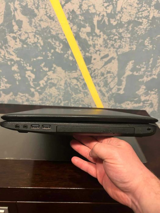 Sprzedam laptop ekranem 17.3''