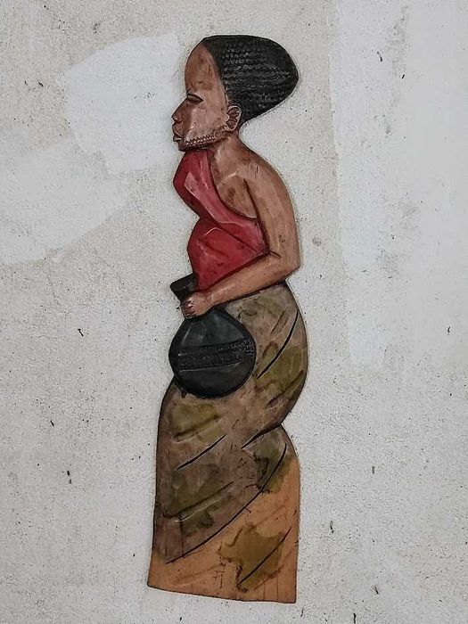 Escultura mulher Africana em madeira artesanato popular