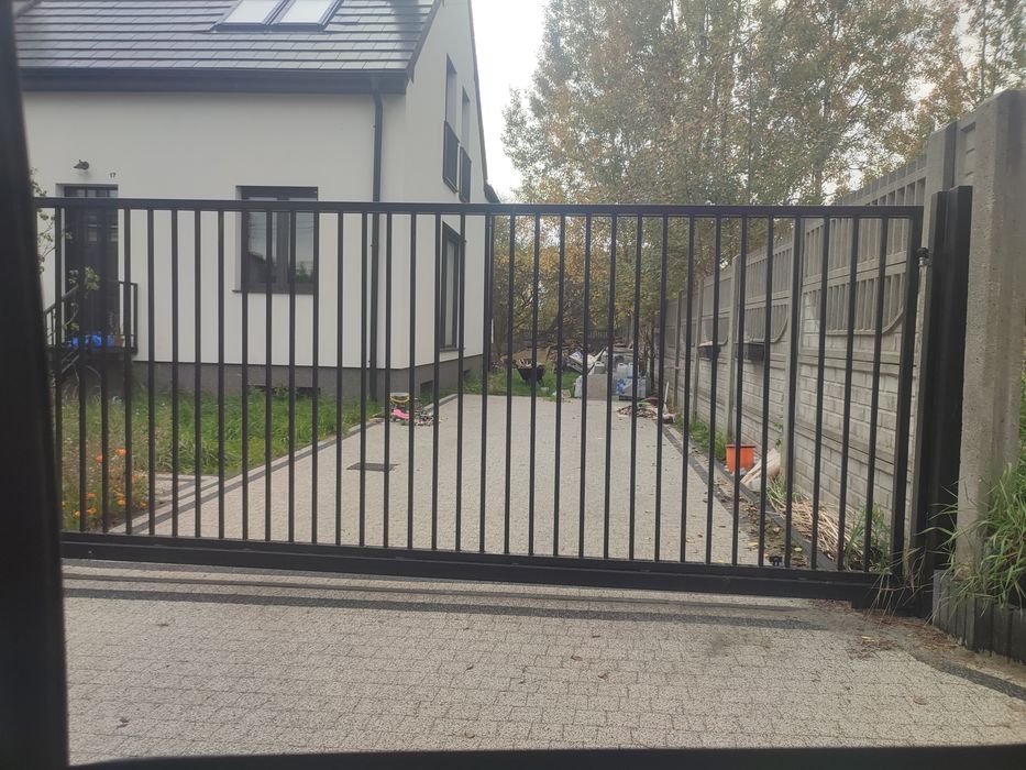 Brama przesuwna panelowa