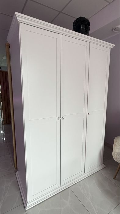 Шафа для одягну біла, деревʼяна стінка