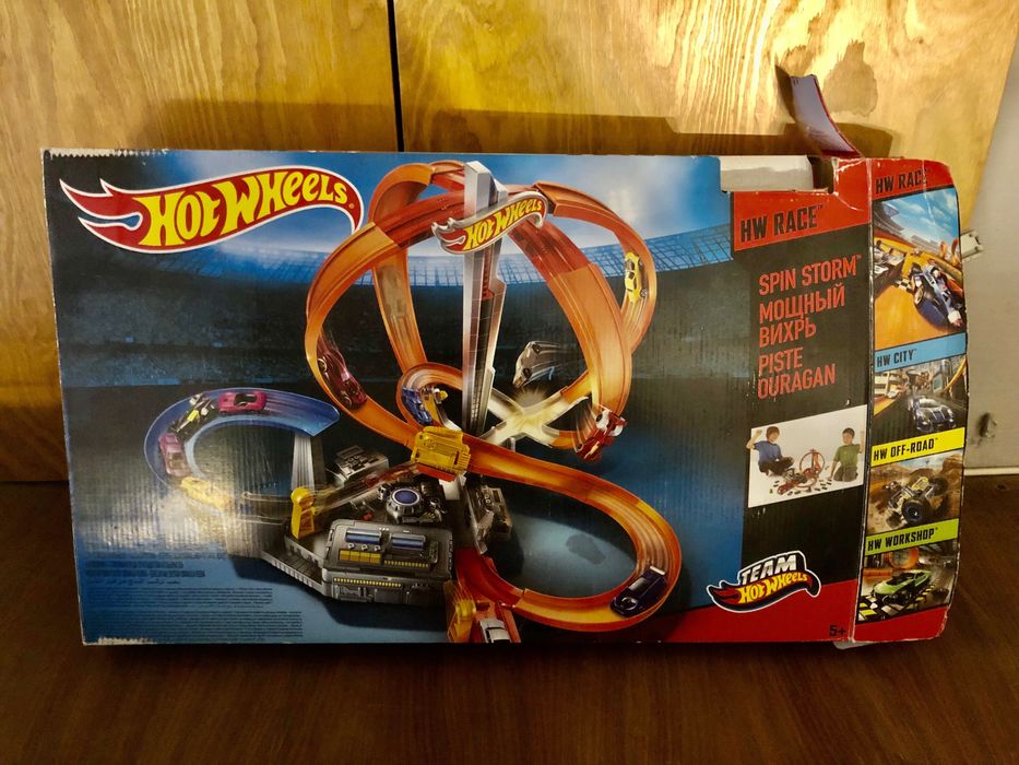 Duże Tory Hot Wheels wraz z autkami.