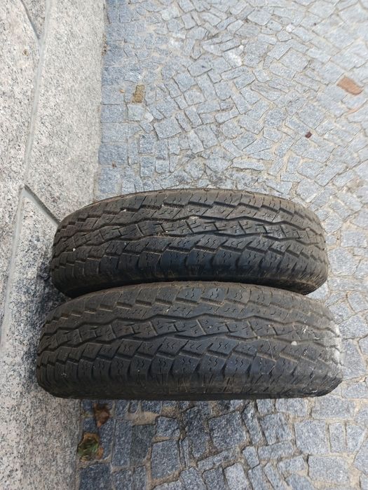 Vendo pneus semi-novos 195/80/15 Toyo