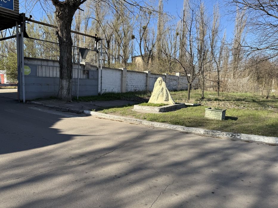 Оренда великої стоянки під фури