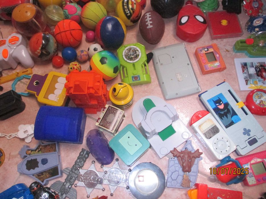Mais de 100 peças, bonecos, jogos, pequenas bolas e mais