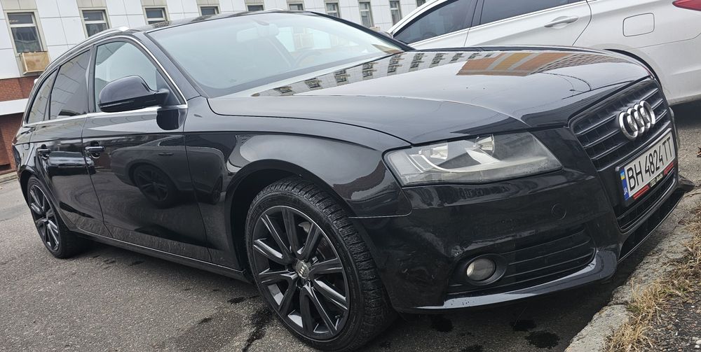 Автомобіль Audi A4 B8