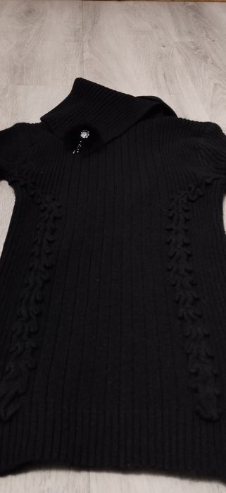 Elegancki dopasowany sweter falbanki  golf kołnierz broszka prążki