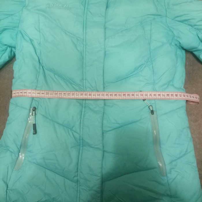 Жіноча куртка бренду High Experience.