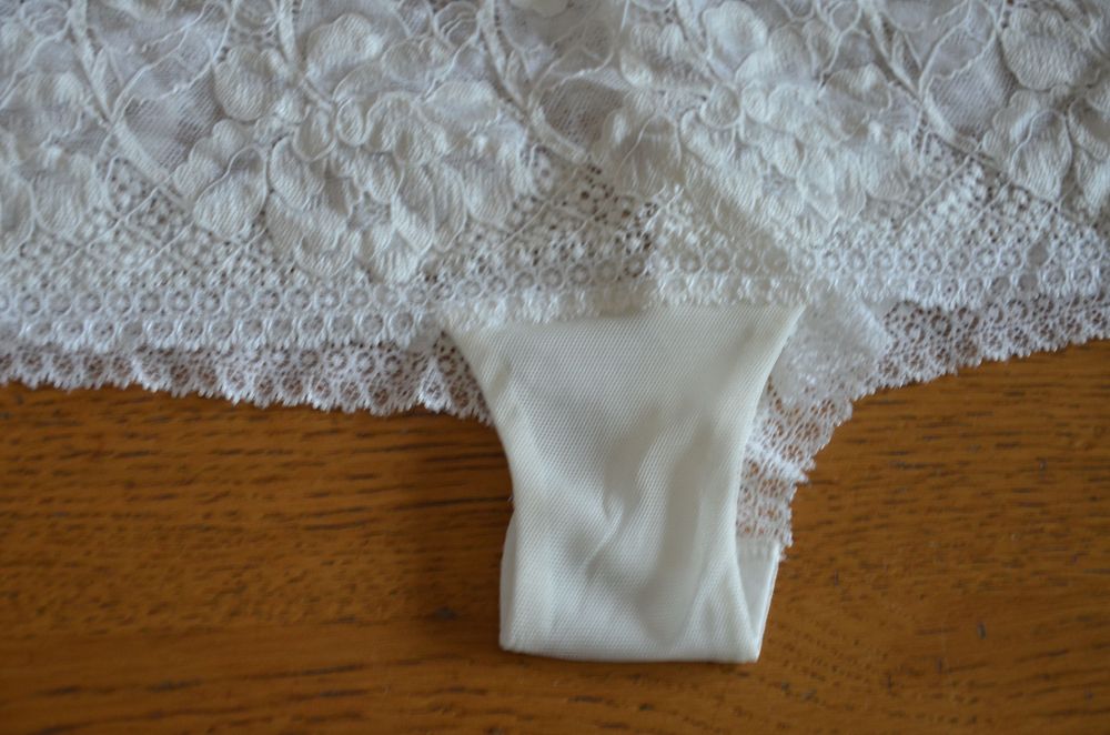 Triumph majtki koronka r. 38  ecru