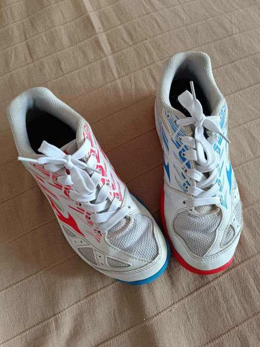 Фірмові кросівки Mizuno