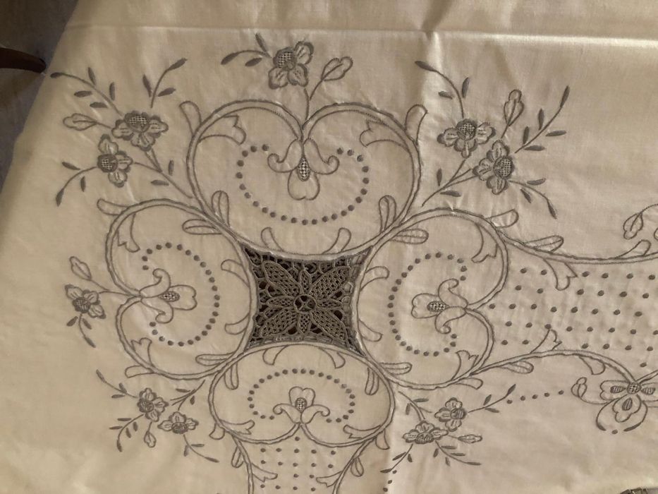 Toalha de mesa e guardanapos bordados à mão