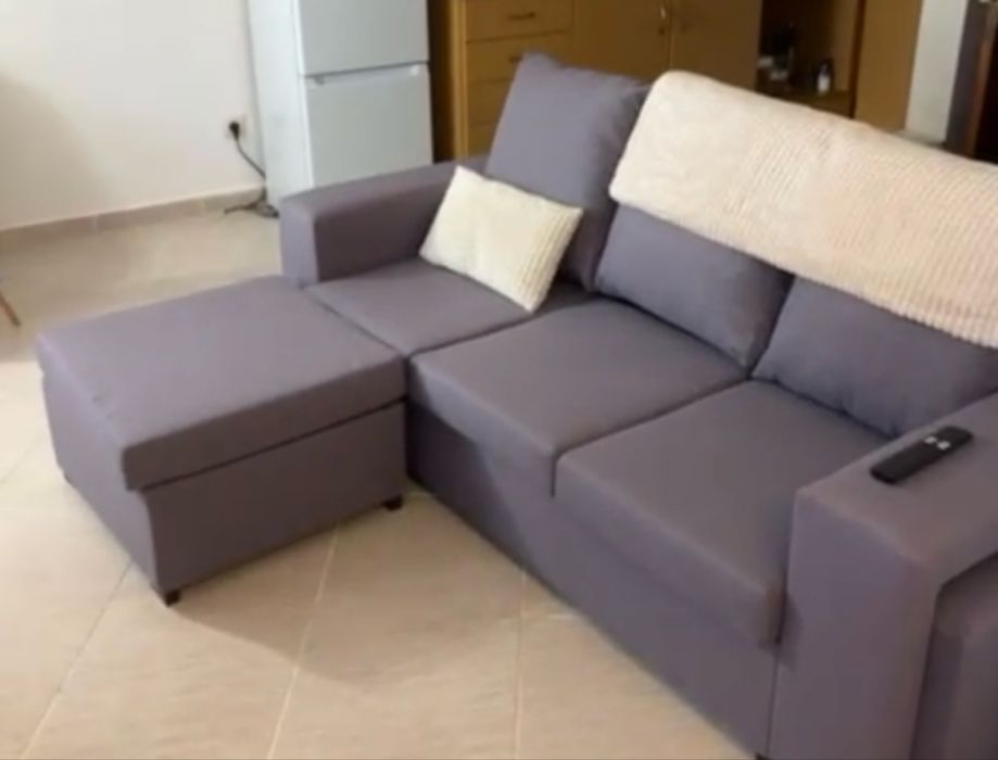 Movéis de Sala de estar e cozinha, movél de TV, Estante de livros, mesa redonda com 4 cadeiras incluidas, sofá roxo acinzentado e frigorifico.