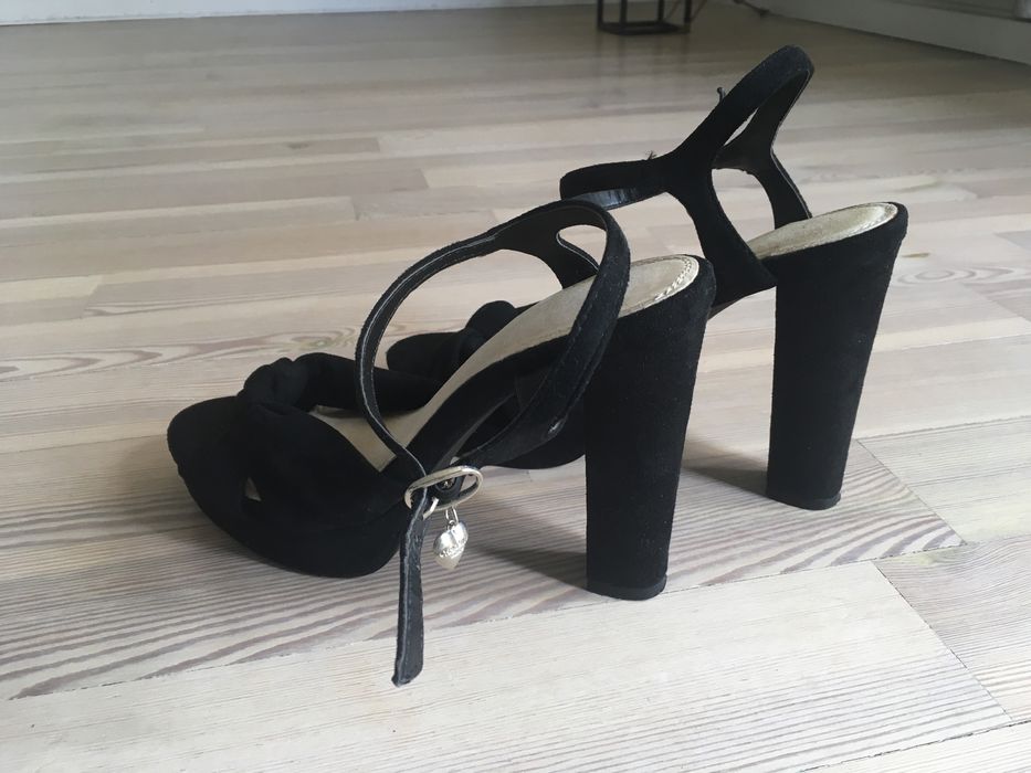 Eleganckie czarne buty z miękkiego weluru