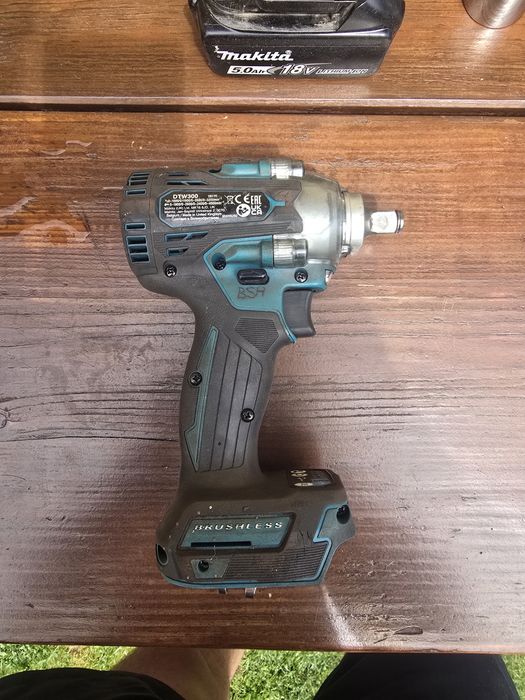 Akumulatorowy klucz udarowy Makita DTW 300, 2x 18V-5,0Ah, ładowarka