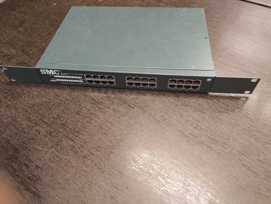 Switch 24 portas 10/100/1000 unmanaged SMC 8524T