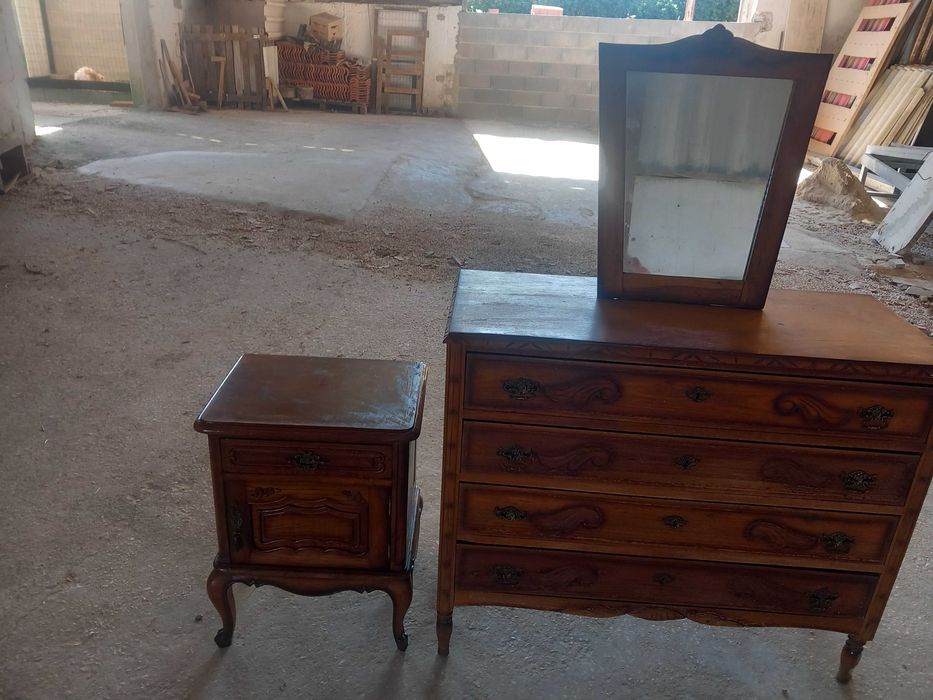 Cómoda mais mesa de cabeceira mais espelho tudo já com alguns anos  mas impecável