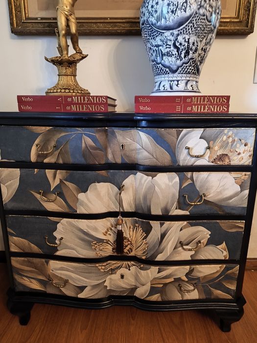 cómoda de estilo clássico pintado