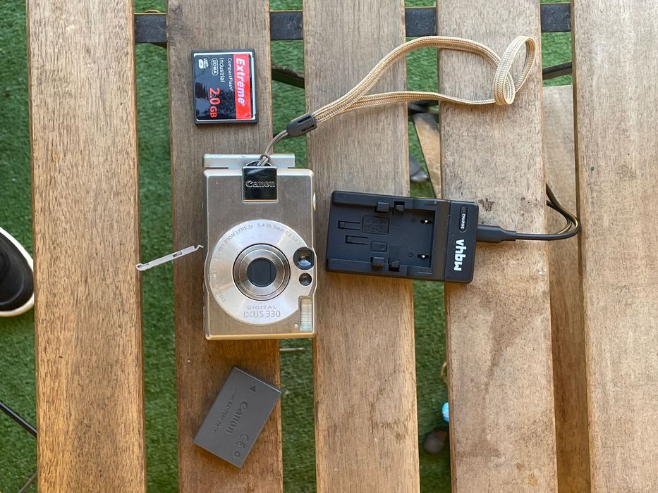 Câmara vintage Canon Digital Ixus 330