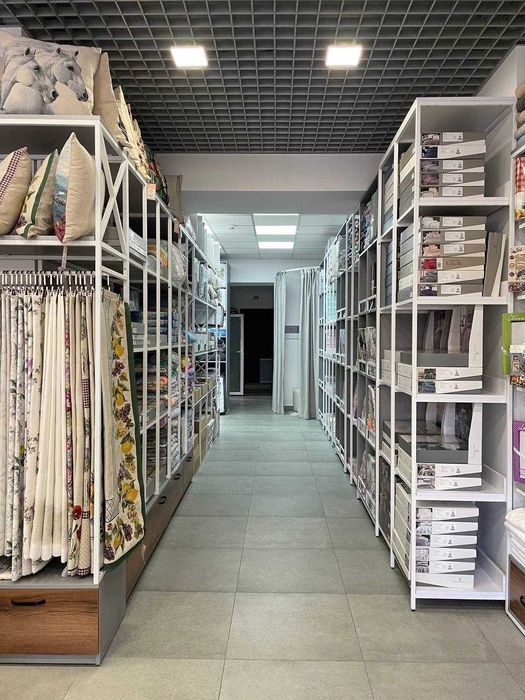 Стелажі стійки для одягу дзеркала меблі для магазину