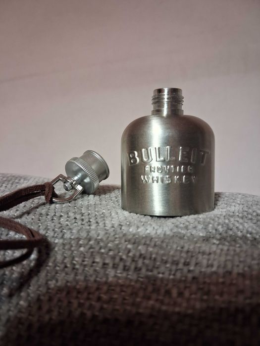 Фляга-брелок для віскі бренду Bulleit Frontier Whiskey.