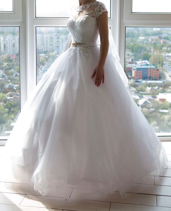 Весільна сукня ))