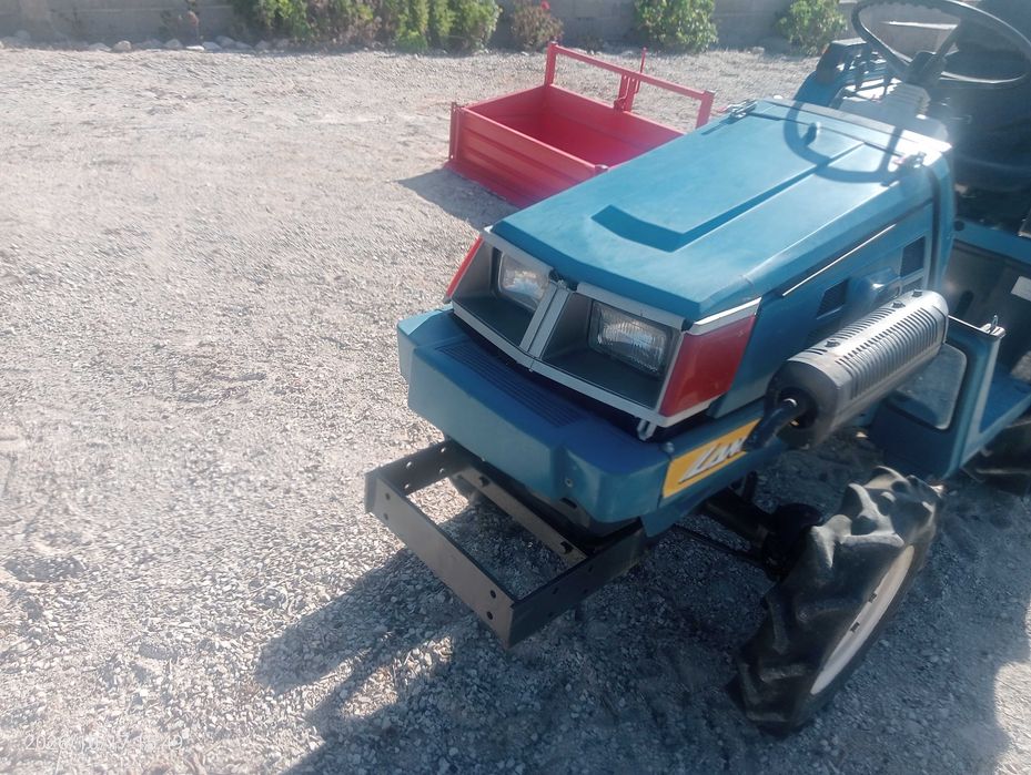 Mini trator Izeki 160 4x4 de 16 CV com frese