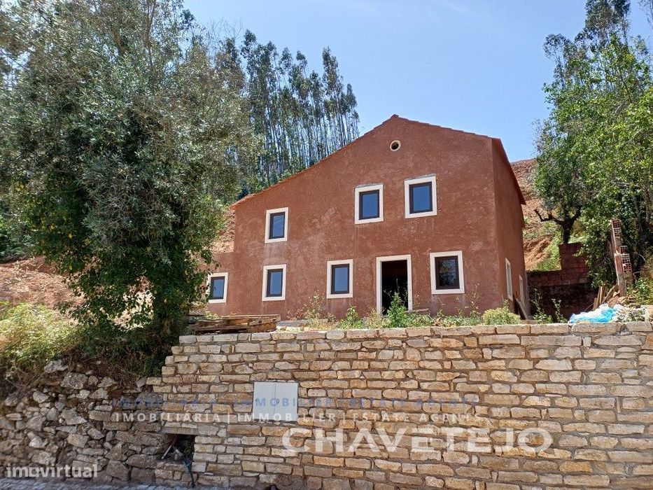 Casa antiga de pedra parcialmente renovada, T3, no caminho de pereg...