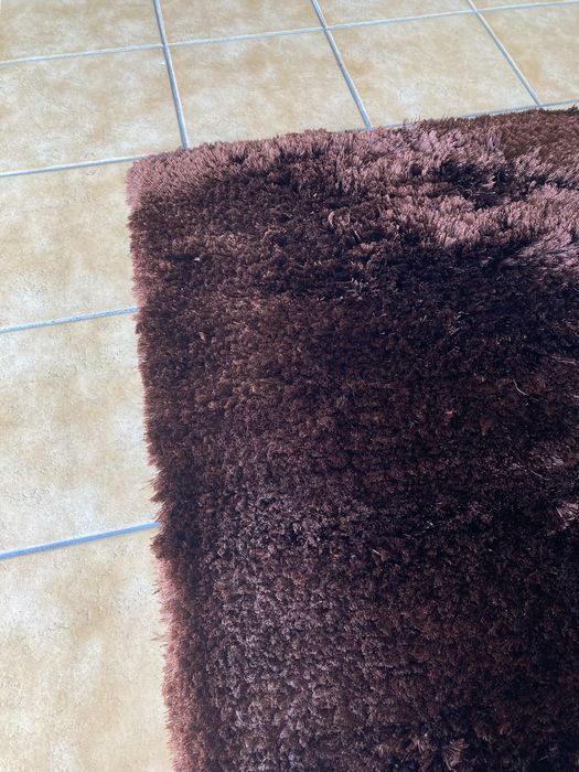Tapete castanho de pelos