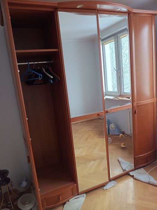 Duża szafa z oświetleniem