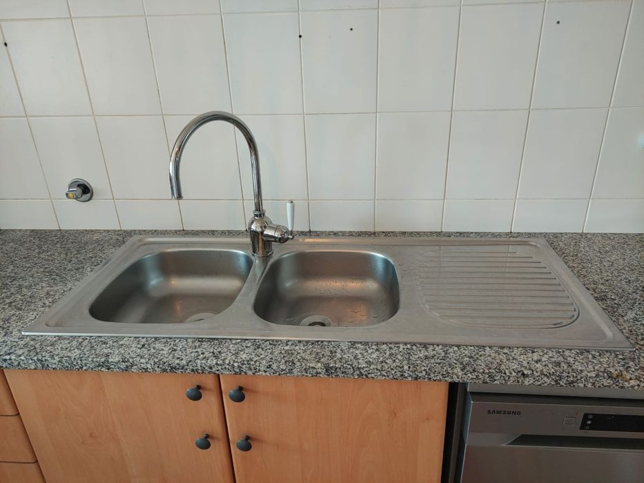 Cozinha armários+tampo em pedra+placa+banca+torneira+exaustor
