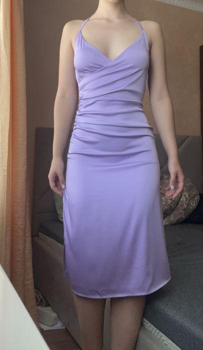 Вечірня сукня з розрізом на ніжці