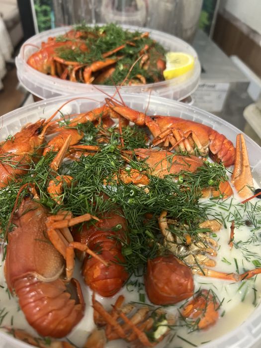 Раки варені в різних соусах.