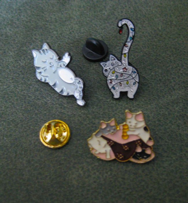 Pins Esmalte Gato Cinzento Deitado NOVO