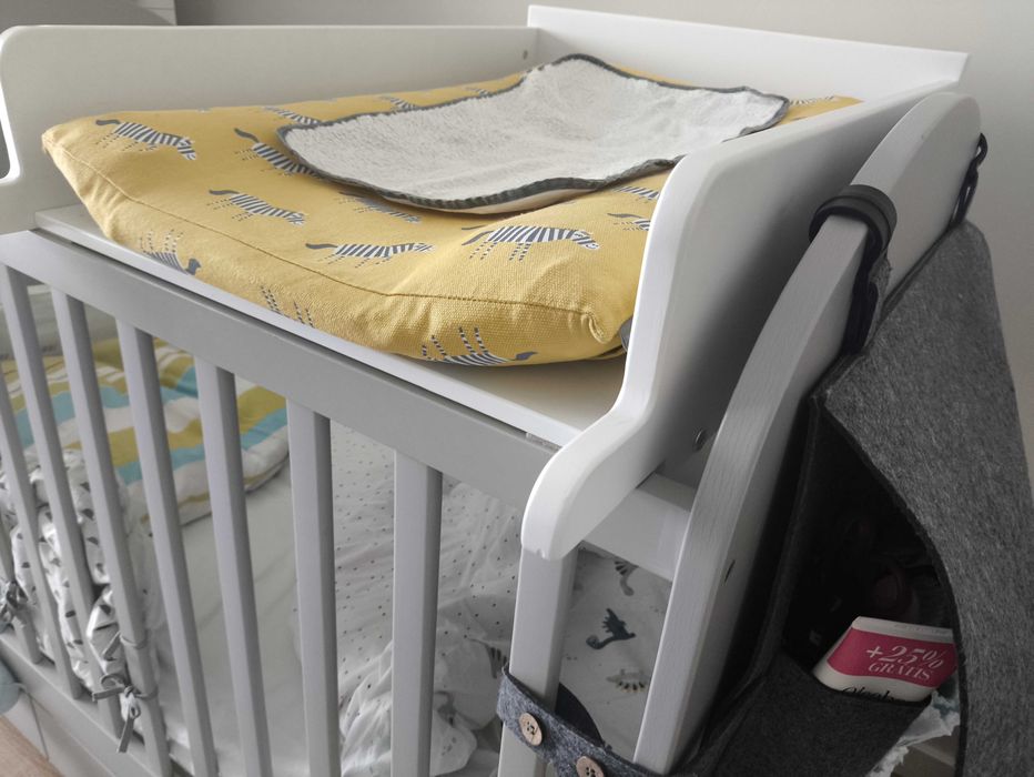 Muda fraldas em berço e Bolsa de higiene