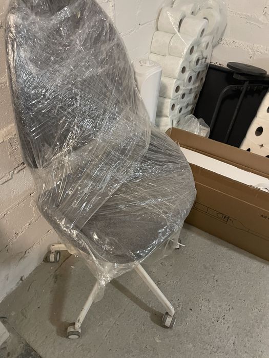 Szare krzesko do biurka ikea