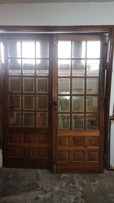 Portas envidraçadas.