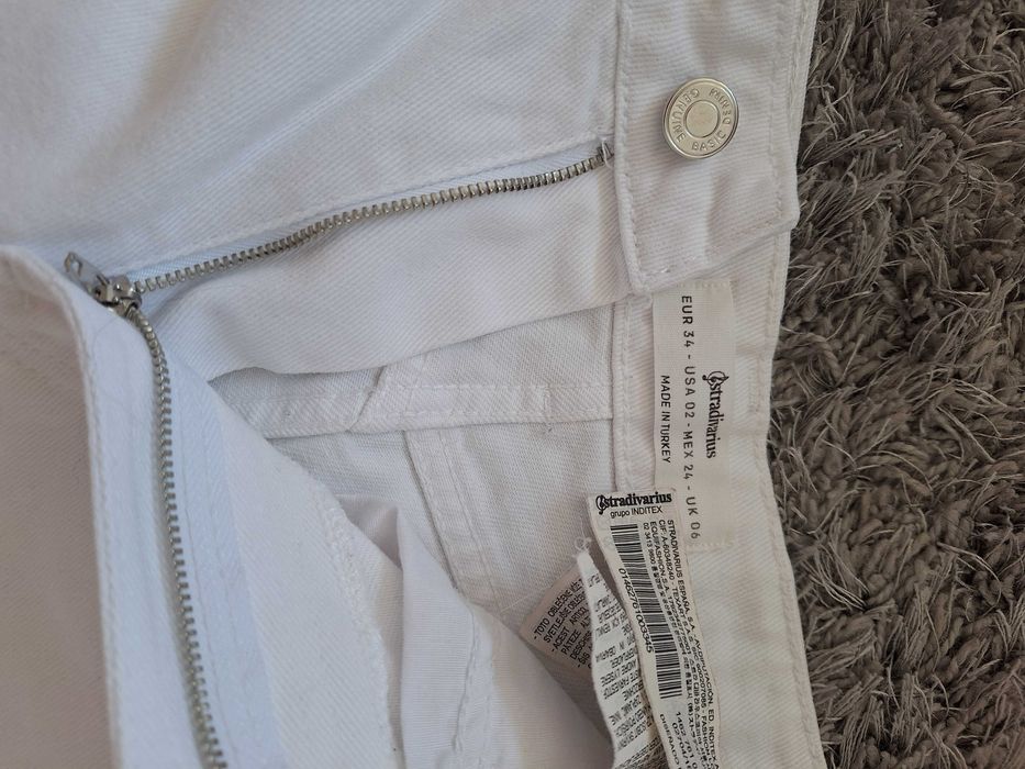 Białe jeansy z dziurami r.34, XS Stradivarius