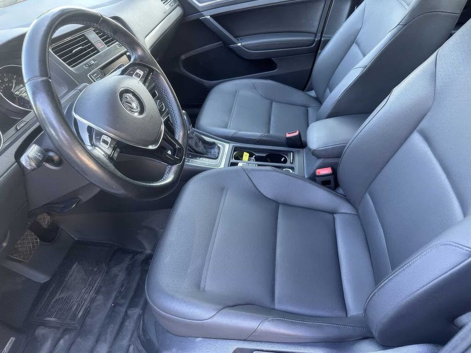 Volkswagen E-Golf      2016